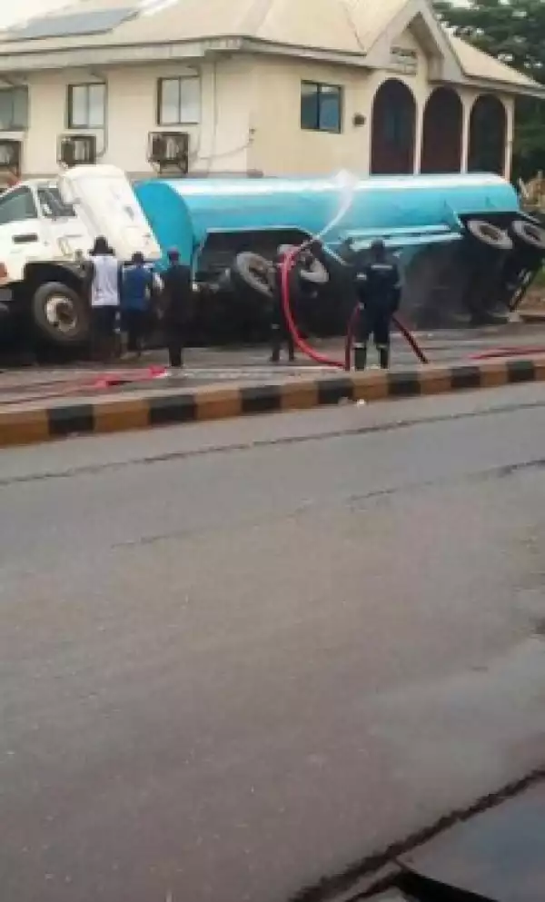Fire Incident Averted In Awka As Fuel Tanker Crashes Into Drainage (Photos)